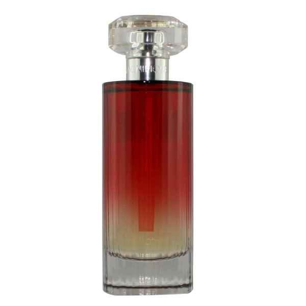 Nombre del Perfume: La Nuit Trésor Marca: Lancôme Tamaño: 75 ml Tipo de Fragancia: Eau de Parfum (EDP) Notas Olfativas: "La Nuit Trésor" es conocida por sus notas ricas y envolventes, creando una experiencia olfativa lujosa y seductora  Las notas específicas pueden variar, pero aquí hay una idea general: Notas de Salida: Pera, bergamota y toronja, brindando una apertura fresca y chispeante  Notas de Corazón: Rosa negra, orquídea de vainilla y fresa, que aportan una calidad floral y afrutada  Notas de Fondo: Incienso, papiro, praliné y vainilla, proporcionando una base cálida y sensual  Estilo de Fragancia: Siendo una Eau de Parfum, esta fragancia tiene una concentración más alta de aceites aromáticos, lo que generalmente se traduce en una mayor duración y proyección  "La Nuit Trésor" se asocia comúnmente con un estilo elegante y seductor, ideal para ocasiones especiales o noches románticas  Envase: El frasco de "La Nuit Trésor" suele ser elegante y lujoso, a menudo en forma de diamante negro  Lancôme tiende a diseñar envases que reflejan la elegancia de sus fragancias  Recuerda que las preferencias personales y la interacción con la química de la piel pueden influir en cómo se percibe una fragancia  Te recomendaría probarla en tu piel antes de tomar una decisión final  LANCOME MAGNIFIQUE EAU DE PARFUM 75 ML